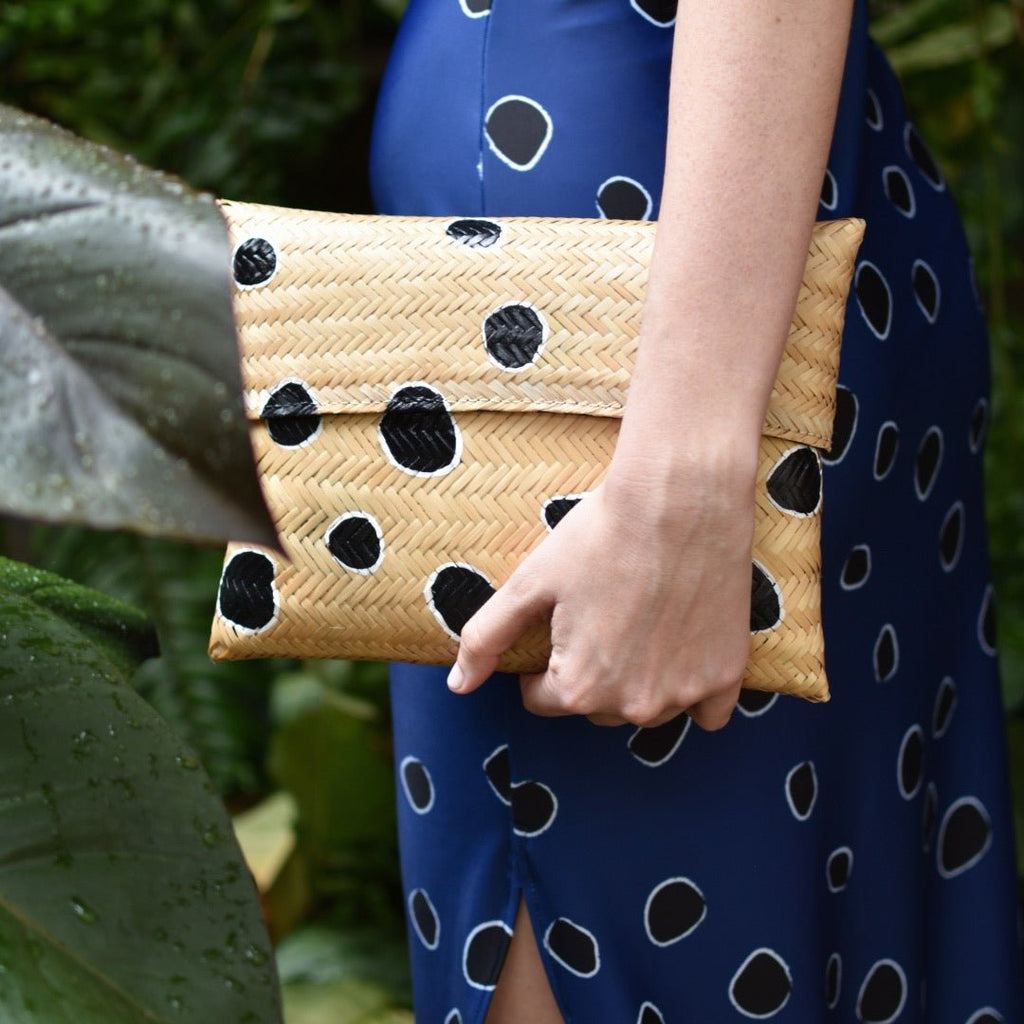 AnimazulKANOMIKANOMI - Handpainted Woven Clutch - Cestas de mi Selva